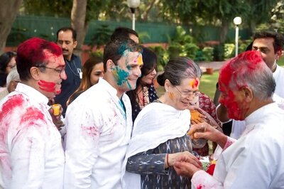 Delhi soaks in spirit of Holi; Sonia, Rahul, CM greet people