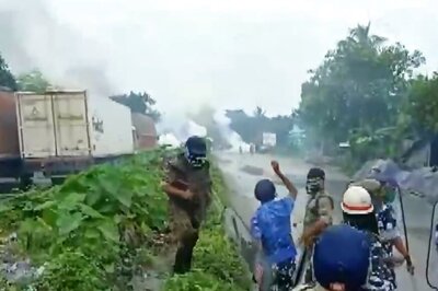 Protest against Teenager's 'Rape & Murder' in Bengal Turns Violent; Mob Burns Vehicles, Blocks NH