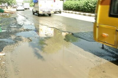 Pothole on Taxiway Delays Flight Operations at Mumbai Airport