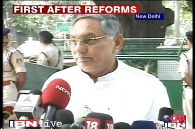 Sonia Gandhi, CWC back PM's economic reforms