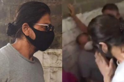 Shah Rukh Khan Wins Over the Internet As He Greets Crowd With Folded Hands Outside Arthur Road Jail; Fans Say 'Stay Strong King'