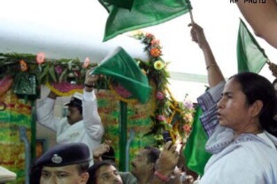 Mamata unleashes artistry on Duronto trains