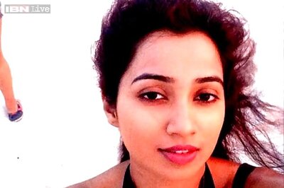 IBNLive Movie Awards 2015: Shreya Ghoshal wins the Best Female Playback  Singer award for 'Manwa Laage'