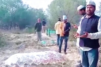 Congress Leader Visits Prayagraj Graveyard, Prays to Ancestors for Citizenship Proof