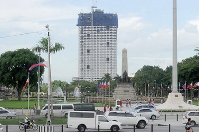 'Photobomber' Building in Philippines Allows to Rise Higher