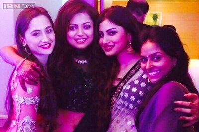 Photo of the day: Drashti Dhami poses with  Mouni Roy and Sanjeeda at her sangeet ceremony