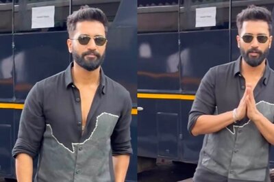 Vicky Kaushal Looks Handsome In Black Casual Wear As He Gets Papped In The City, Fans React; Watch