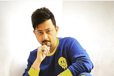 Watch: Swapnil Joshi Poses For A Selfie With Housewives By Standing On A Chair