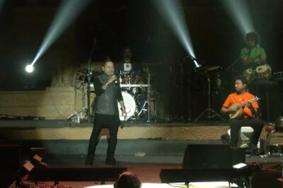 Hampi Utsav: Kailash Kher on Stage, Youths Throw Water Bottle Over Demand to 'Sing Kannada Song'