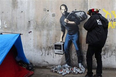 Street artist paints image of Steve Jobs carrying garbage bag to highlight Syria's migrant crisis