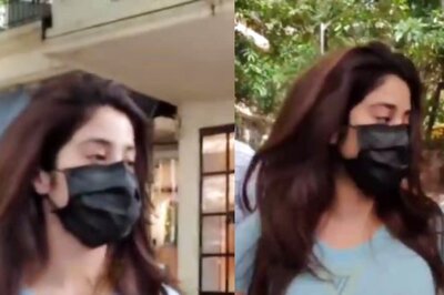 Janhvi Kapoor Asks a Fan to Wear Mask After Clicking Selfie With Him