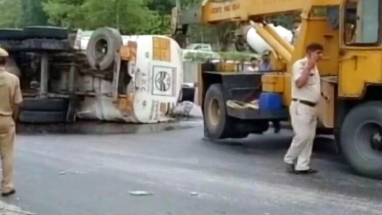 20,000 Litres of Petrol Wasted as Fuel Tanker Overturns in Delhi's Moolchand Underpass