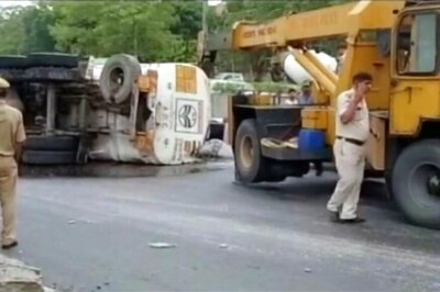 20,000 Litres of Petrol Wasted as Fuel Tanker Overturns in Delhi's Moolchand Underpass