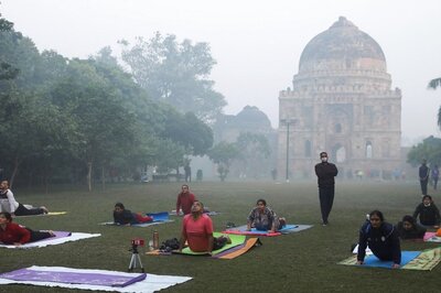 Delhi Wakes Up to Cold Morning As Temperature Dips, Air Quality Remains Poor