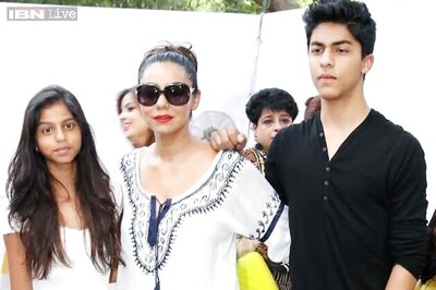 Snapshot: Stylish mom Gauri Khan snapped with her oh-so adorable kids Suhana and Aryan