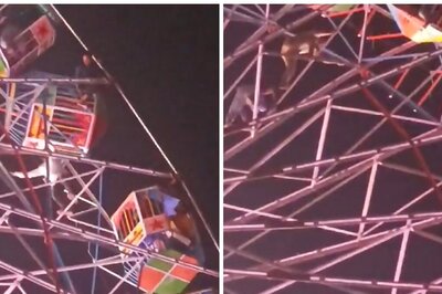 Joy Ride Turns Cry Ride: Giant Wheel Gets Stuck Midway at Delhi Ramlila Fair; 20 Rescued | Watch