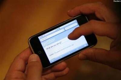 Most Britons update Facebook, Twitter from bed