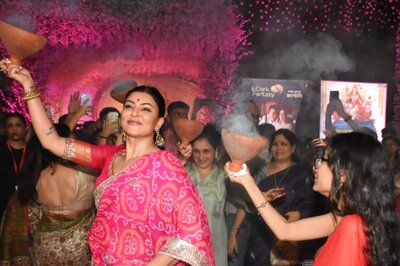 Sushmita Sen Performs Dhunuchi Dance Barefoot at Durga Pujo Pandal With Reene, Video Goes Viral