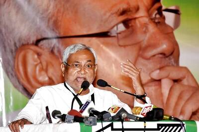 Nitish Attacks Congress Over 'Vikas Gone Crazy' Campaign in Gujarat