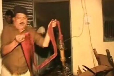 Angry mob attacks police in Ghaziabad over man's death