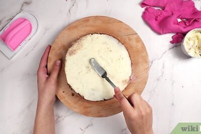 How to Fix Cracked Fondant on a Cake