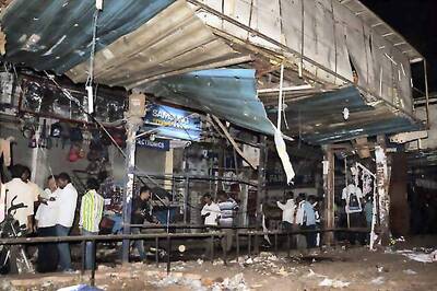 Andhra: Political leaders visit Hyderabad blasts area