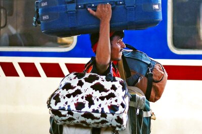 Coolie From Kerala Cracks UPSC by Studying Online, Used Free WiFi at Railway Station