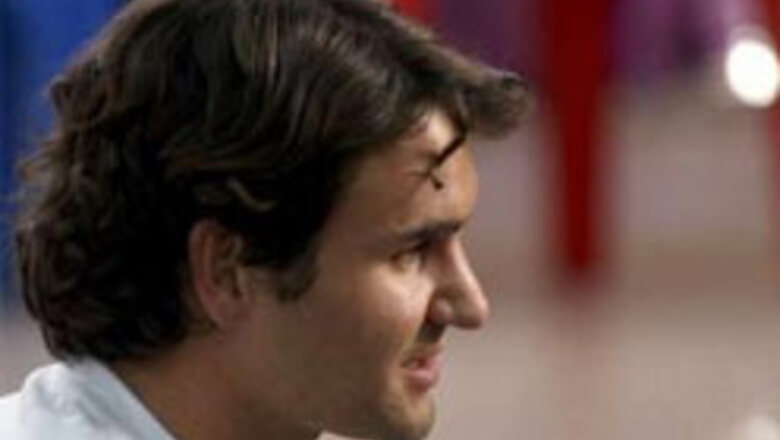 Federer dumps racquet for cricket