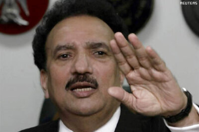 Pakistan: Angry passengers bar Rehman Malik, PML-N leader from boarding flight after delay