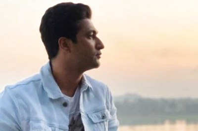 Vicky Kaushal Enjoys Sunset on Banks of River Narmada