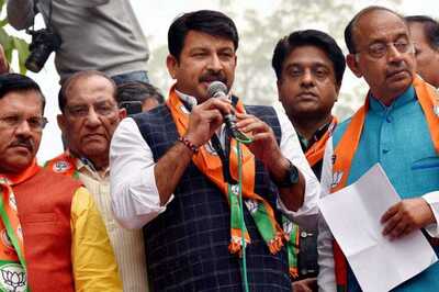 Covid-19: Delhi BJP Chief Manoj Tiwari, Party Workers Detained During Protest Against AAP Govt