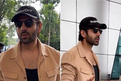 Kartik Aaryan Looks Dapper in Casuals, Spotted Heading Out of The City For Bhool Bhulaiyaa 3 Promotions
