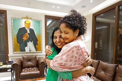 'I'm Here To Share Her Grief': Kalpana Soren Hugs Sunita Kejriwal In Show Of INDIA Bloc Unity