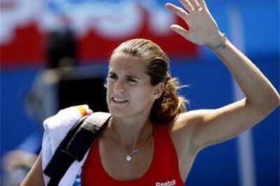 Hewitt knocked out, Mauresmo moves on