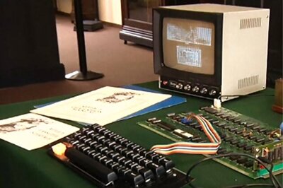 Vintage Apple computer auctioned off for $668,000