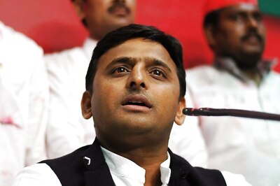 UP CM Akhilesh Yadav Directs Officials to Tackle Smog, Enforces Rules Strictly