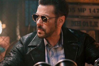 Tiger 3: Salman Khan Performs Daring Rooftop Scene, Greets Fans in Viral Video; Watch