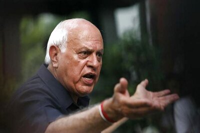 Former J&K Chief Minister Farooq Abdullah Heckled, Showed Shoes During Eid Prayers at Srinagar