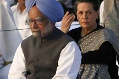 PM, Sonia pay homage to Indira on her 25th death anniv