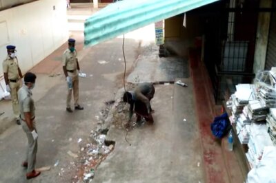 Kerala Homeless Man Waves Away Cops Approaching Him with Food, Ensures Social Distancing