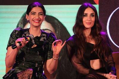 Kareena and Sonam's Photo Chilling in the Swimming Pool is Giving Us Weekend Vibes; See Pic