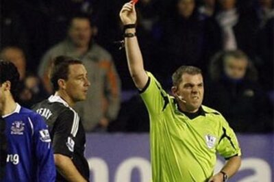 Everton halt Chelsea's winning away run