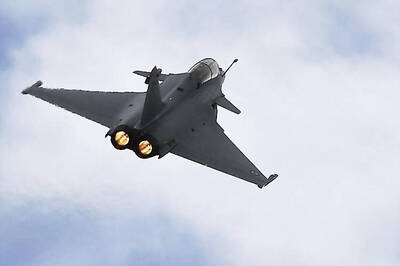 Top Indian, French defence officials meet to negotiate Rafale deal