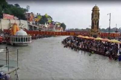 Still in Shock Over Kempty Fall Crowd, Thousands Spotted at Haridwar's Har ki Pauri Sans Social Distancing