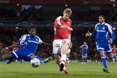 Champions League: Late strike puts Arsenal through