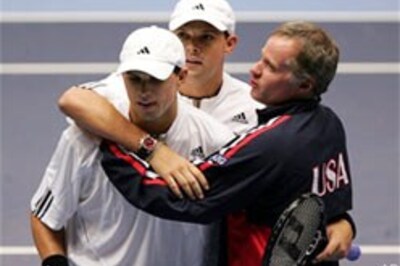 Advantage US as Roddick plays reverse singles 2-1 up