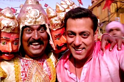 Salman Khan gifts a painting to his 'Bajrangi Bhaijaan' co-star Kareena Kapoor