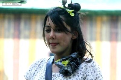 Bigg Boss 8: After nominating Minissha Lamba for eviction for weeks, Puneet Issar breaks down and apologizes to her