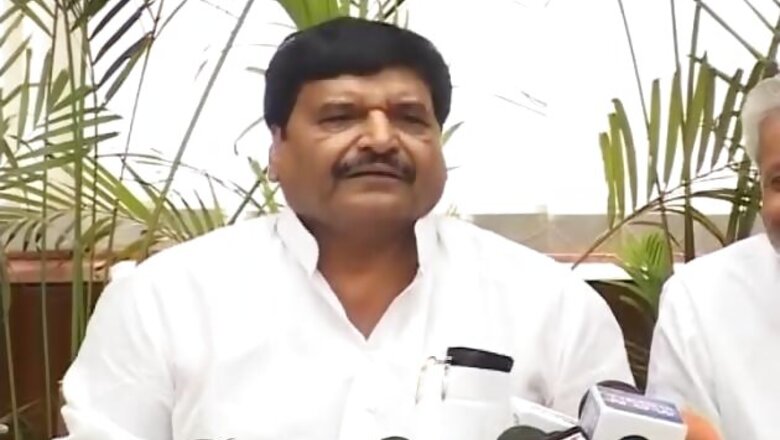 Shivpal Yadav distributes free laptops to 628 students