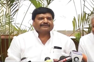 Shivpal Yadav distributes free laptops to 628 students